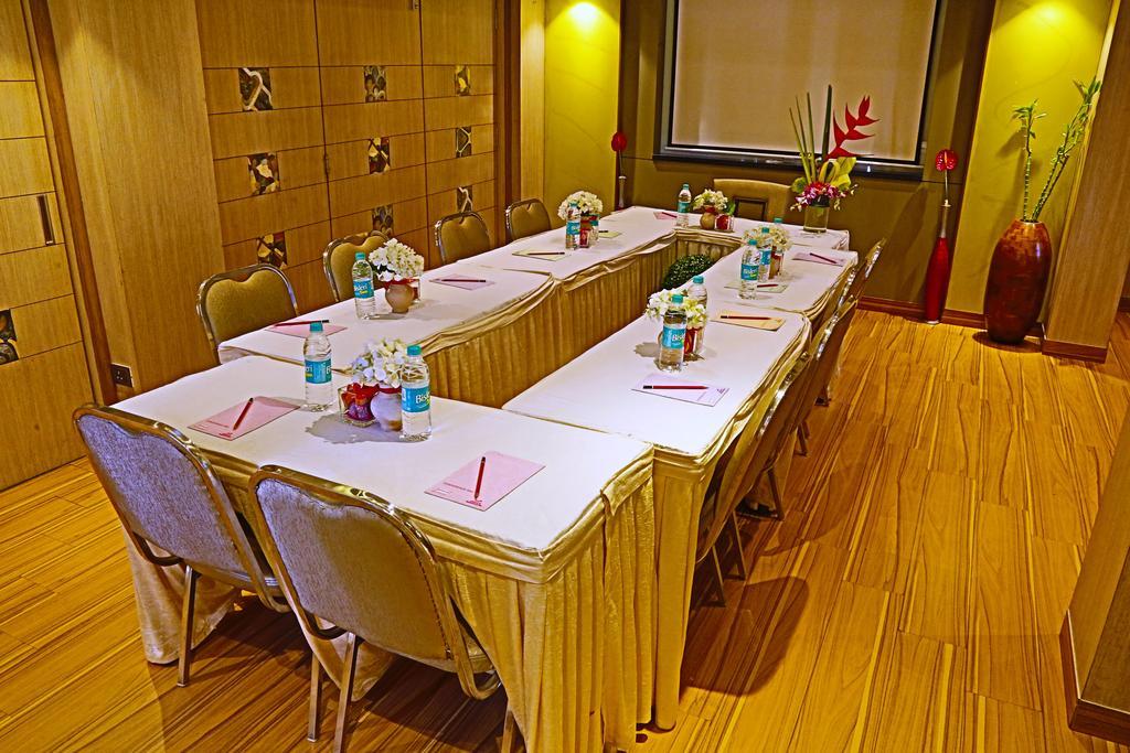 The Oriental Residency Hotel Mumbai  Buitenkant foto